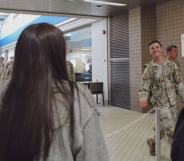 Реакция военного на сюрприз, когда он вернулся домой после 11 месяцев службы, что он увидел