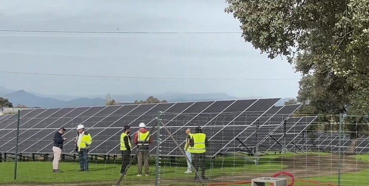 Работники на солнечной ферме в Испании