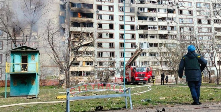 В Запорожье мужчина устроил странные развлечения на дороге (видео)