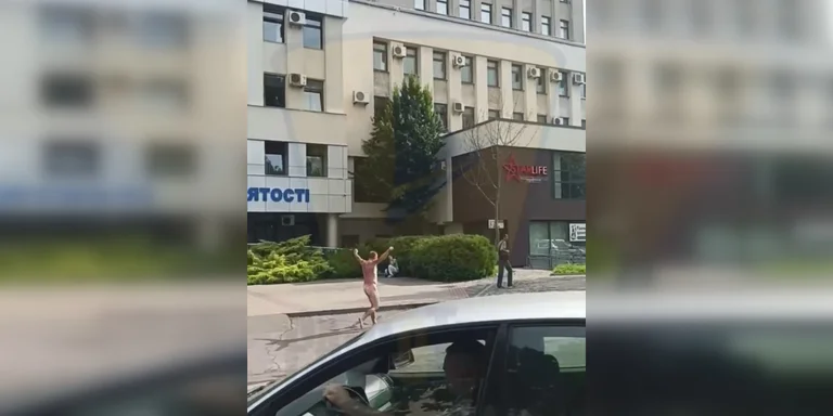 Кидався на автівки та розтрощив білборд: оголений рівнянин влаштував "шоу" на вулиці (відео)