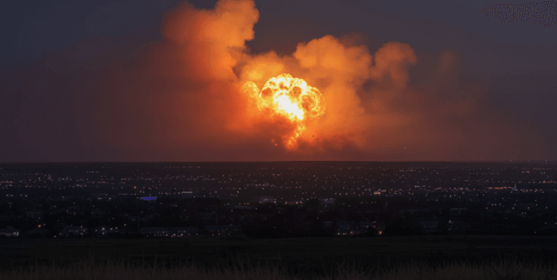 У Києві через атаку РФ палає житлова багатоповерхівка: перші наслідки комбінованого обстрілу (відео)