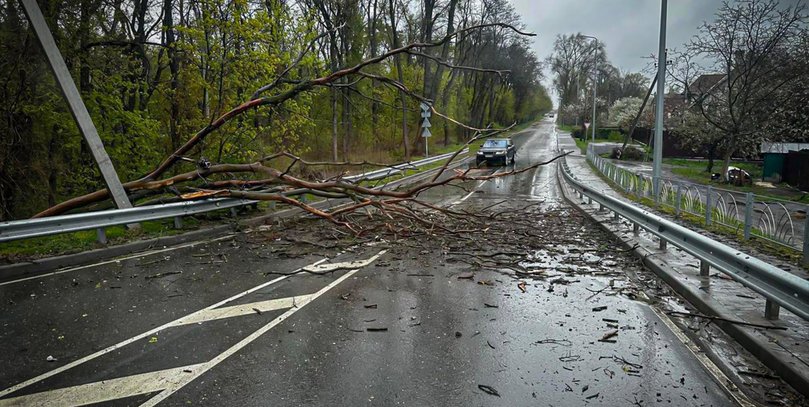 Последствия непогоды в Украине: двое погибших, более 1000 населенных пунктов без света (фото, видео)
