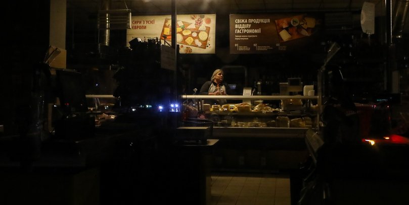 Графіки відключень на 12 грудня: у кого не буде світла понад 17 годин