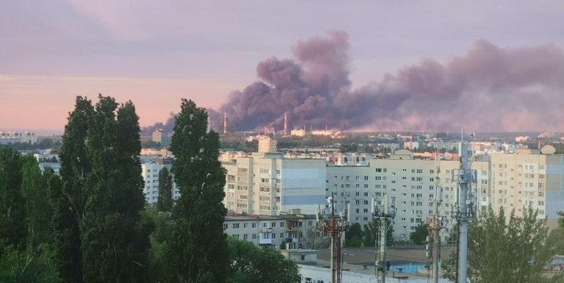 Дрони вночі атакували нафтобазу біля Таганрога та НПЗ у Саратові (відео)