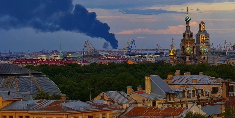 Дрони атакували Санкт-Петербург: уразили нафтовий термінал, місто в диму (фото, відео)