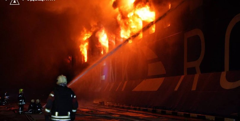 РФ атакувала балістикою Чорноморськ: Зеленський підтвердив удар по цивільному судну (фото, відео)