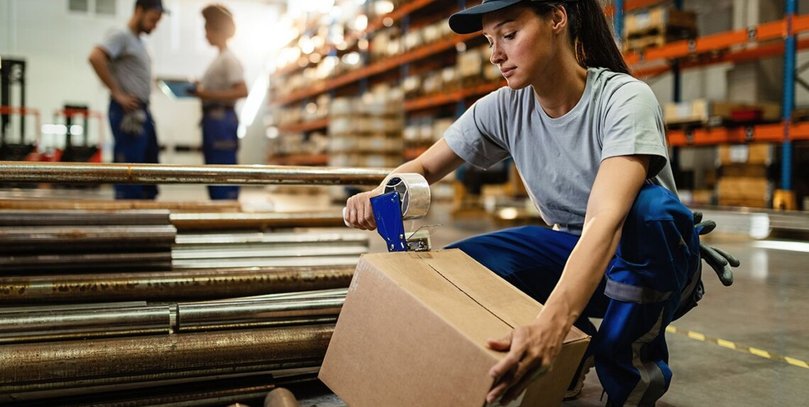 Склады, заводы и клубничные поля: где работают и сколько зарабатывают украинцы в Польше