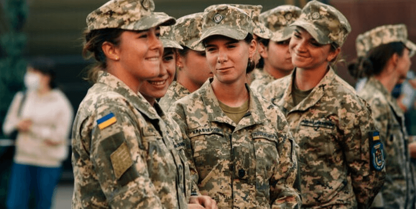 Мобілізація жінок 2026: кому з українок загрожує "розшук" та чи закриють виїзд за кордон