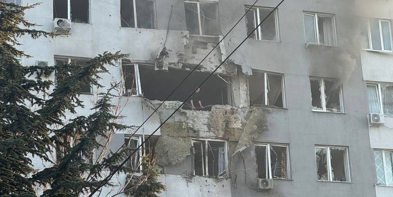 Пошкоджено квартири на кількох поверхах: російський БпЛА влучив у будинок в Одесі (фото)