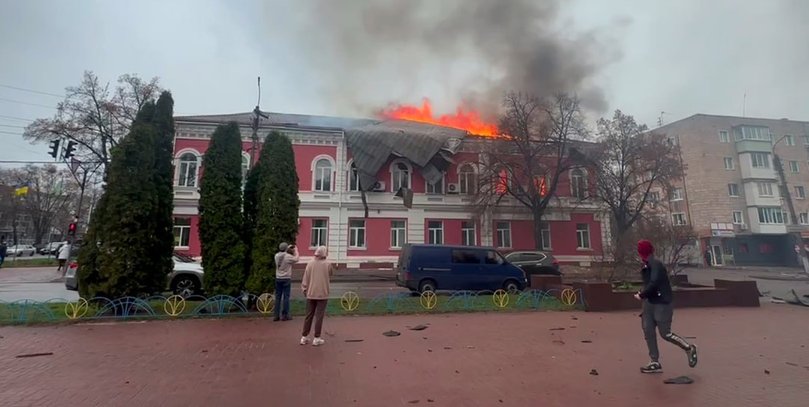 РФ атакувала Чернігівщину: в Прилуках палає будівля міськради, — "Суспільне" (фото)