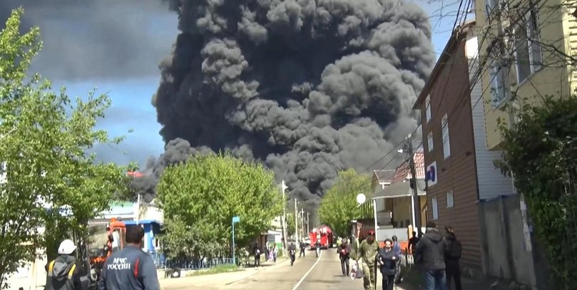 Нафта тече вулицями: що відбувається в Туапсе після ударів по НПЗ (відео)