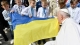 Поцеловал желто-голубой флаг: Папа Римский встретился с детьми из Украины (фото)