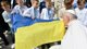Поцеловал желто-голубой флаг: Папа Римский встретился с детьми из Украины (фото)