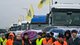 В ход пошли болгарки: польские фермеры вскрыли украинские фуры и высыпали зерно (видео)