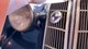 В заброшенном автосалоне обнаружили коллекцию редких старинных BMW (видео)