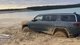 Доставали экскаватором: новый электровнедорожник Rivian намертво застрял на пляже (фото)