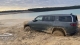 Доставали экскаватором: новый электровнедорожник Rivian намертво застрял на пляже (фото)