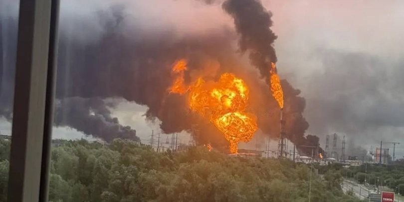 Московский НПЗ подвергся атаке дронов: вспыхнул пожар, над городом поднялся густой черный дым (видео)
