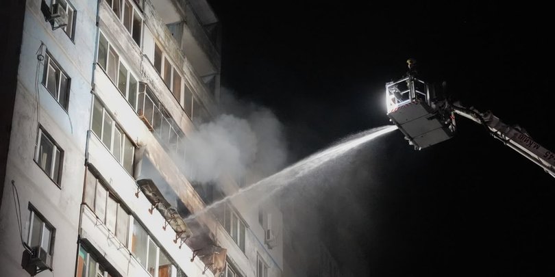 Росія ударила по багатоповерхівці в Києві: є загиблі та поранені (фото, відео)