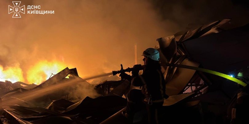 Сильні пожежі та руйнування: у ДСНС розкрили наслідки нічної атаки на Київ та область (фото, відео)