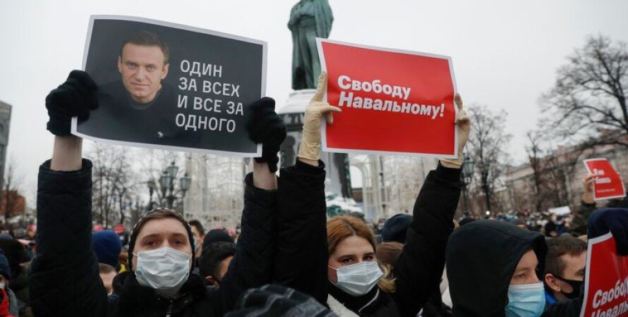В ходе акций протеста в поддержку Навального в России задержано 325 человек  (фото, видео)
