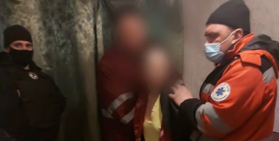 Полицейские вызвали медиков, которые увезли мать в больницу Полиция, Киев