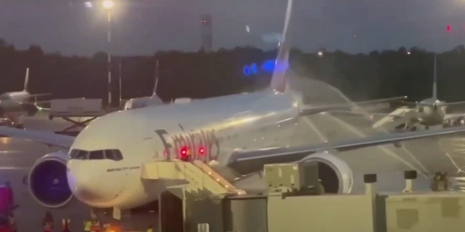 Boeing 777, Emirates, Пулково, літак