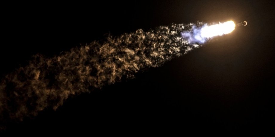 Ракета SpaceX завтра врежется в Луну: ученые выяснили, почему это произойдет