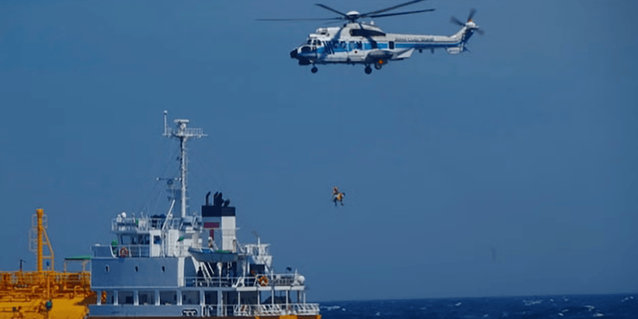 Рятувальна операція, віднесло в море, жінку помітили моряки, 80 км на надувному крузі, вертоліт, берегова охорона