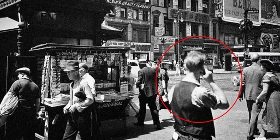 На снимке 1936 года заметили путешественника во времени с устройством из будущего