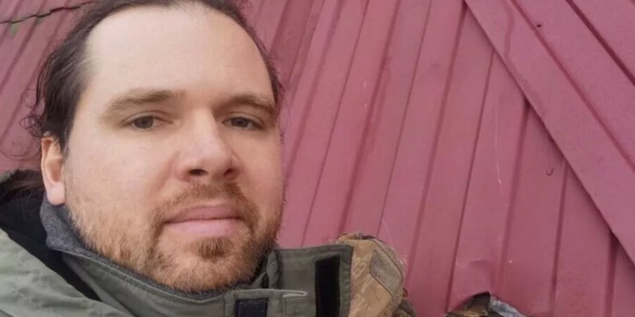 Чоловік показує дірку в металевому даху, що утворилася після удару фрагмента метеорита