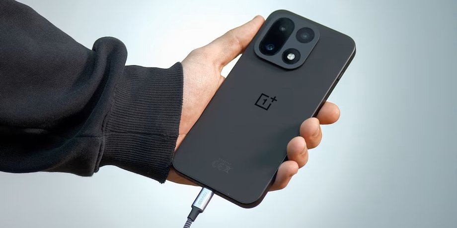 Смартфон OnePlus 15 на зарядке Смартфон OnePlus 15 на зарядке