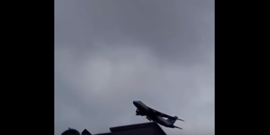 Самолет едва не зацепил жилую многоэтажку / Скриншот видео
