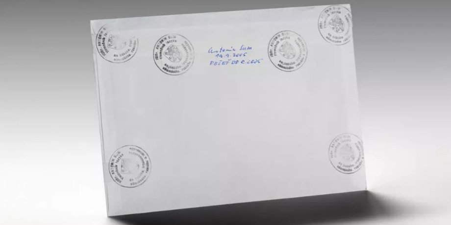Білий конверт із печатками та написом Антоніна Суми, який 88 років залишався нерозкритим
