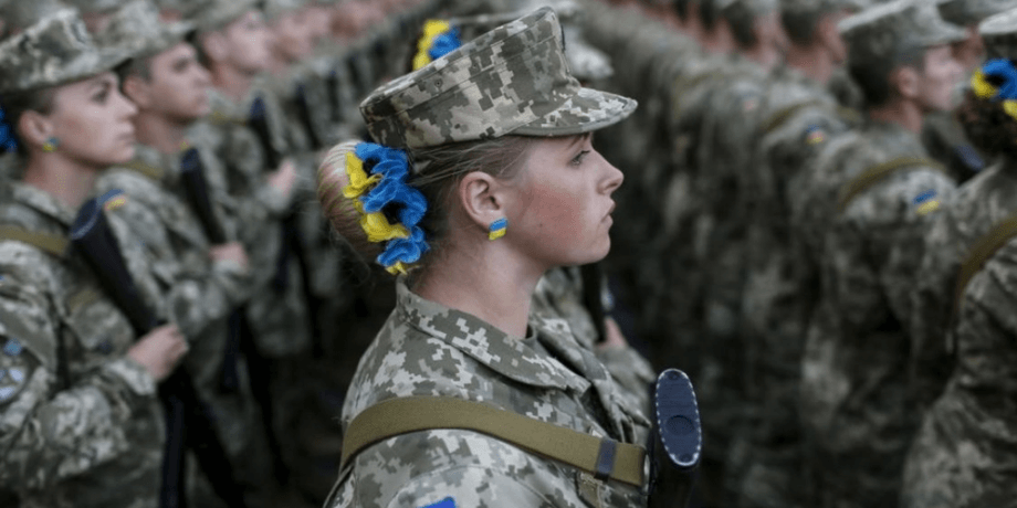 Шеренга украинских военных мужчин и женщин
