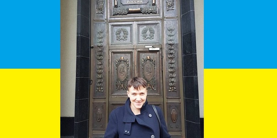 Надежда Савченко у здания верховного суда в Москве /Фото: facebook.com/Ilya.S.Novikov