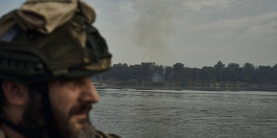 Боєць ЗСУ пливе на човні повз лівий берег Херсонської області