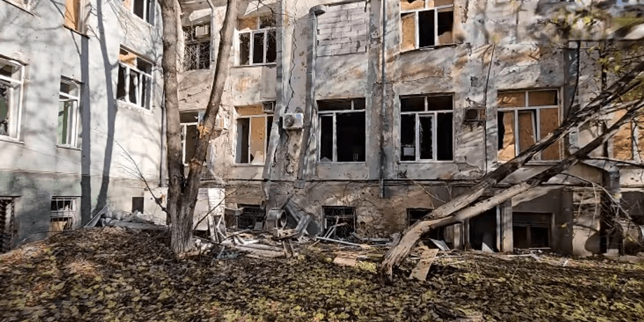 херсон удар по больнице, херсон прилет, попадание в больницу, обстрел больницы, прилет