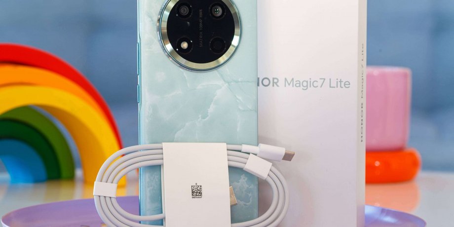 Смартфон Honor Magic7 Lite і зарядний пристрій