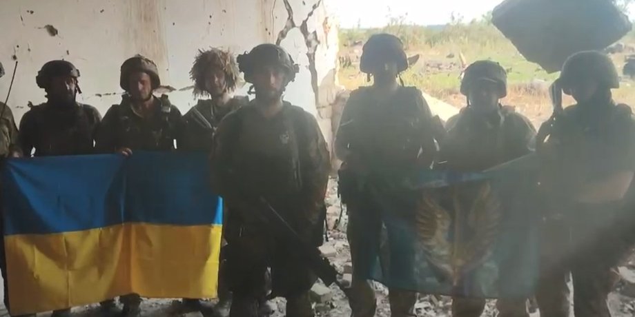 бойцы ВСУ, военные ВСУ, украинские военные, бойцы ВСУ с флагом, ВСУ в Старомайорском