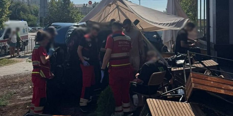 В Киеве два авто врезались в террасу ресторана