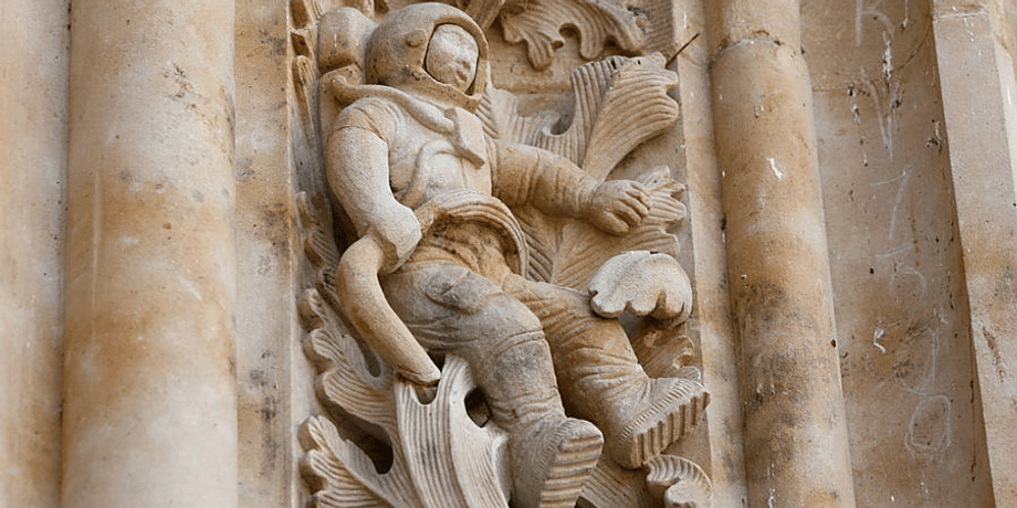 Статуя космонавта, космонавт, астронавт, собор, церковь, архитектура, путешествия во времени, теории заговора