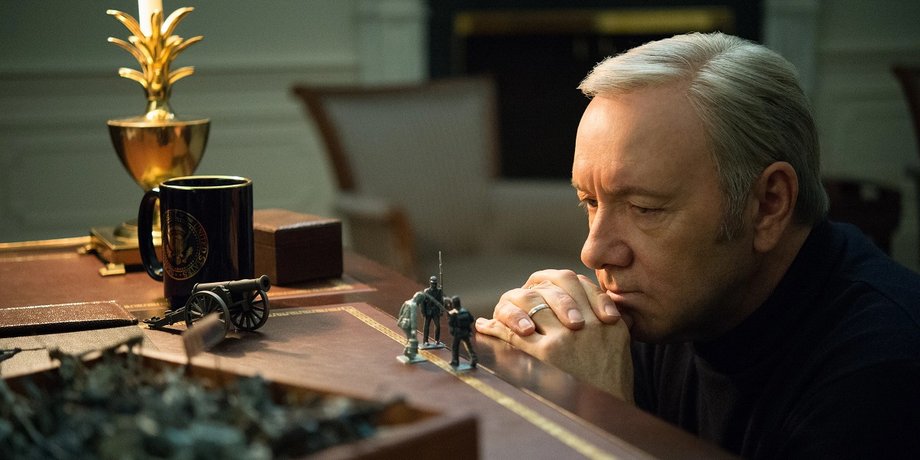 сериалы на Netflix, политические сериалы на нетфликс, что посмотреть на нетфликс, сериал корона, сериал карточный домик