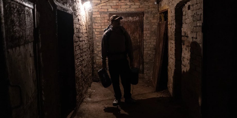 Мужчина в подвале, находка, под домом, комната в подвале, тайная комната, сеть туннелей, туннели под домом, новое жилье