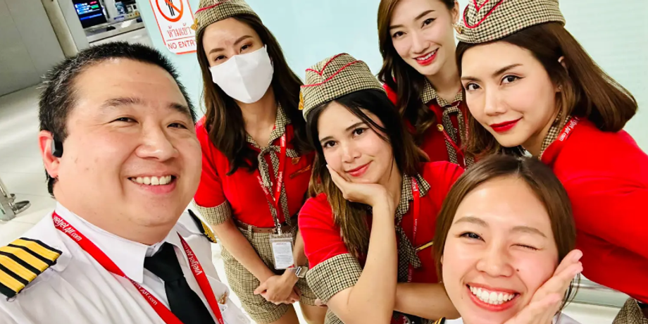Пилот принял роды у пассажирки, авиакомпания VietJet, курьез на борту самолета, прикол, фото, Таиланд