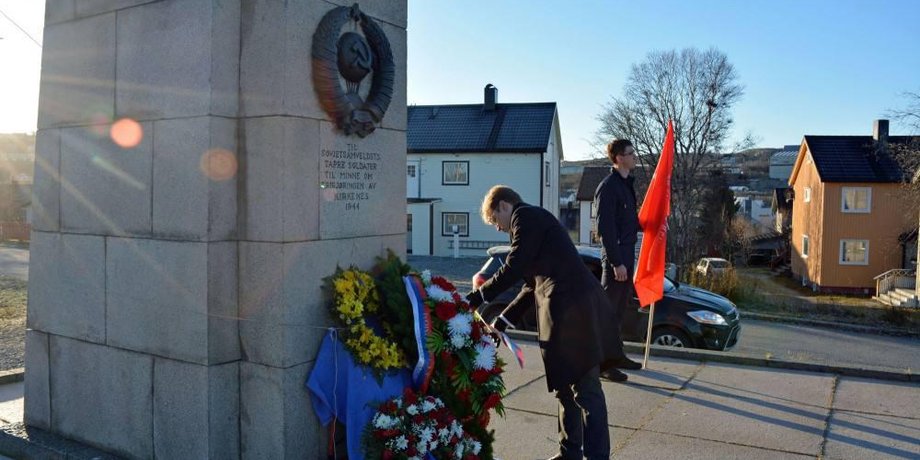 венок, флаг РФ, мемориал, Норвегия
