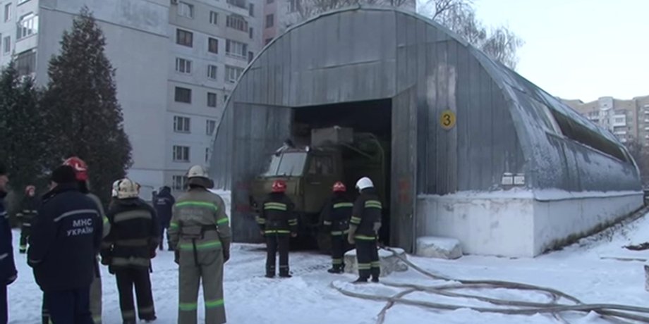 Спасатели на месте пожара во Львове / Фото: YouTube