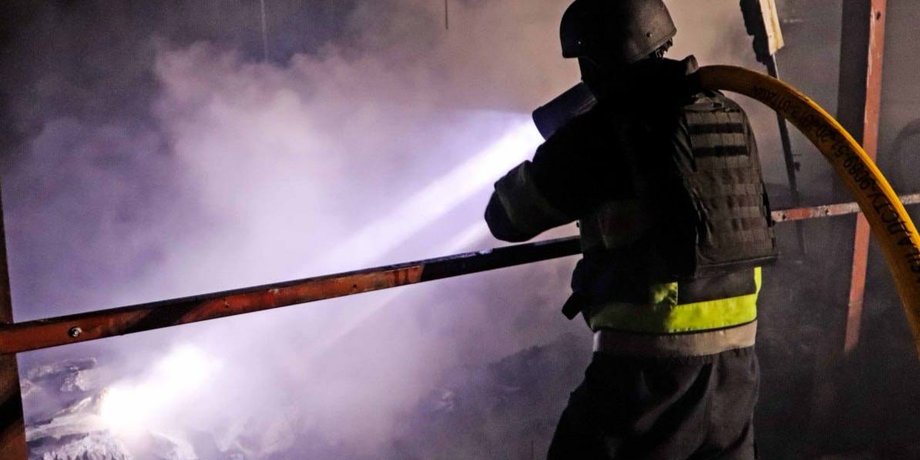 РФ атакувала Гостомель на Київщині: четверо постраждалих, є займання складу з ліками (фото)