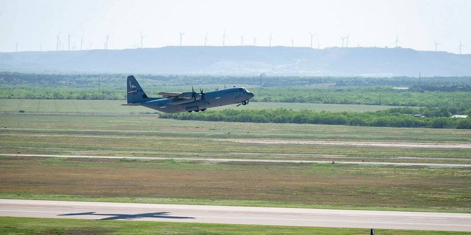 транспортный самолет C-130J ВВС США