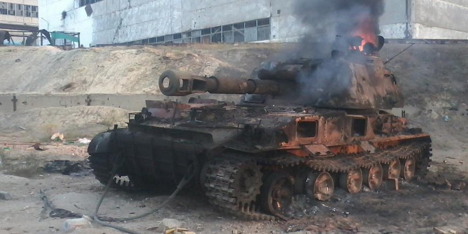 Сожженный танк боевиков после одной из атак на аэропорт / Фото: fishki.net